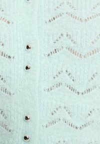 Cardigan lavorato a maglia azzurro chiaro con un motivo a zigzag, dotato di bottoni argentati e un tessuto morbido e testurizzato.