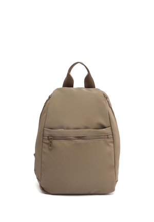Petit sac à dos marron clair avec poche avant zippée et double poignée marron, présenté sur fond blanc.