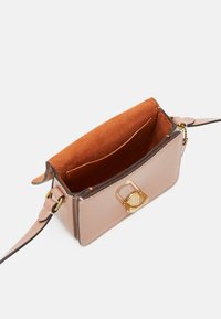 Rosa læderhandtaske med en glat overflade, suedefarvet orange foring og guldfarvet hardware. Har en rektangulær form og en låsemekanisme.