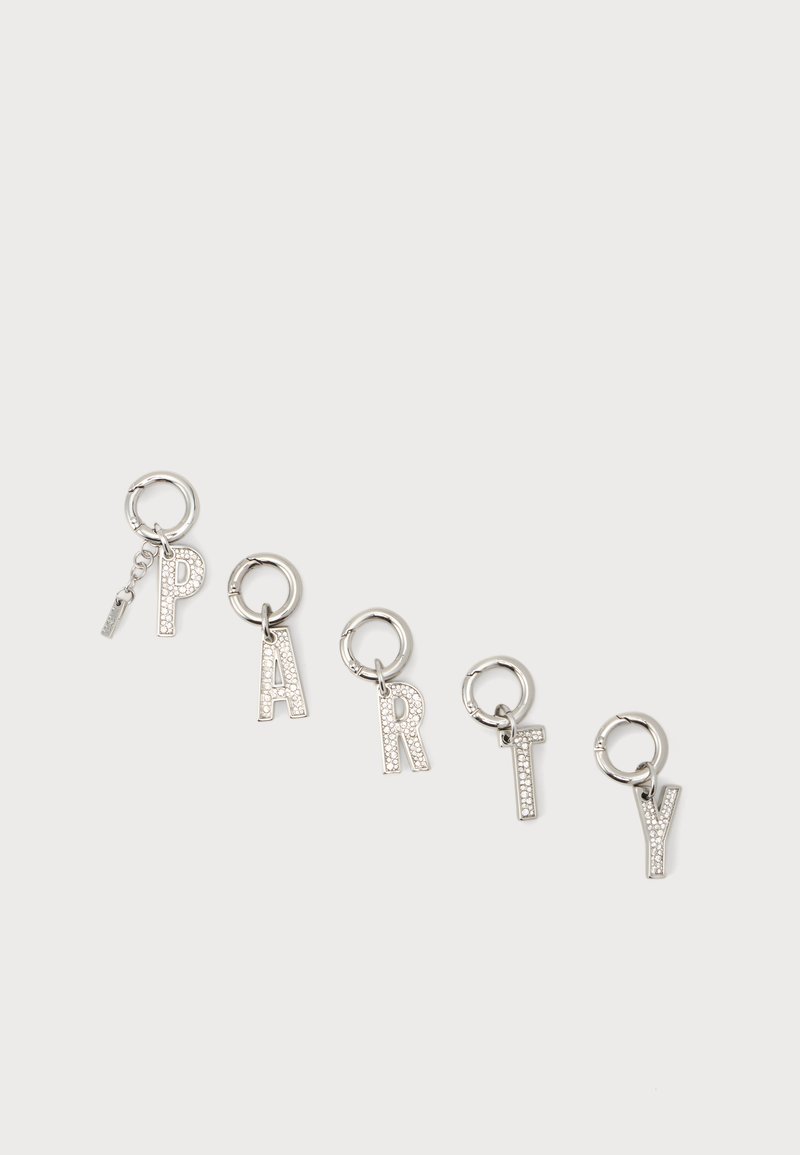Cinq porte-clés en argent avec des lettres ornées de strass formant "PARTY", disposés en diagonale sur un fond clair uni.