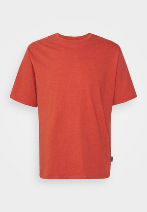 Schlichtes T-Shirt mit kurzen Ärmeln und Rundhalsausschnitt in sattem Rostorange, dargestellt vor weißem Hintergrund.