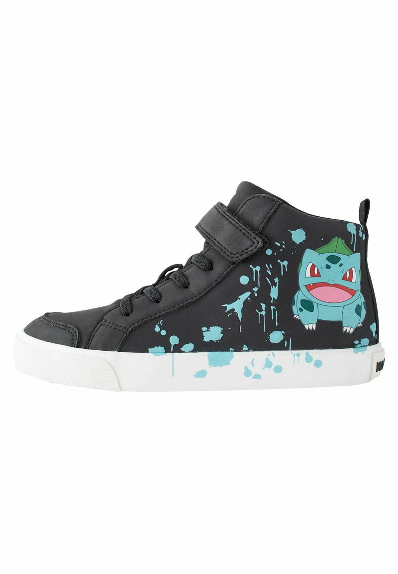 Zwarte hoge sneakers met een klittenbandsluiting, met blauwe verfspetters en een Bulbasaur-afbeelding aan de buitenzijde. Rubberen witte zool.