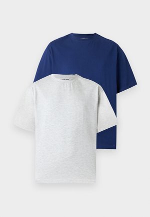 Dve jednofarebné tričká s krátkym rukávom, jedno svetlosivé vpredu a jedno tmavomodré vzadu, na neutrálnom svetlom pozadí.