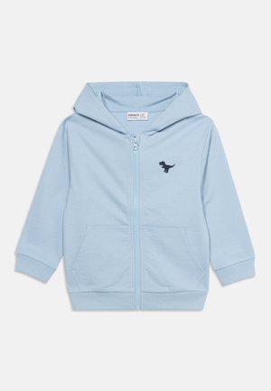 Ανοιχτό μπλε παιδικό φούτερ με φερμουάρ, εμπρός τσέπες, κουκούλα και μικρό σκούρο γραφικό με δεινόσαυρο στο αριστερό στήθος.