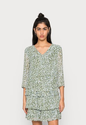 Vestido com padrão em verde e azul claro, com decote em V, mangas três quartos e volantes em camadas na barra. Tecido leve e texturizado.
