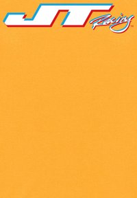 Orange stof med en tekstureret overflade, der har et stort hvidt logo omridset i blåt og rødt i det øverste venstre hjørne med teksten "JT Racing."