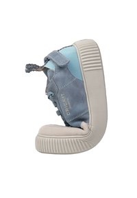 Scarpa in suede blu con un pannello azzurro chiaro, suola in gomma grigia e interno beige morbido. Caratterizzata da dettagli cuciti e una linguetta per facilitare l'indossamento.