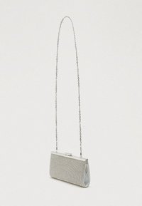 Strieborná glitrová kabelka so štvorcovým tvarom, kovovým reťazovým popruhom a uzáverom s klipsom, s hladkou vnútornou podšívkou.