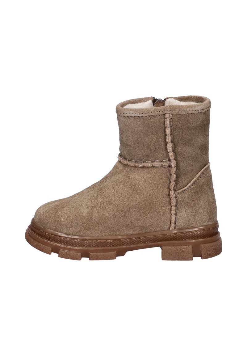 Bruine suède enkelboot met een zachte binnenvoering, ronde neus, decoratieve stiksels en een rubberen zool met eentextuur grips.