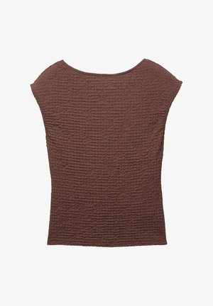 Brun strukturerad topp med en lös, vid halsringning och korta ärmar, gjord av ett skrynkligt tyg som ger visuell intress.