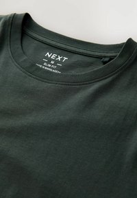 Tricou slim-fit de culoare verde închis, fabricat din bumbac neted, cu o guler rotund și o etichetă cu detaliile mărcii și mărimii cusută în interior.