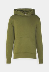 Olivově zelená mikina s kapucí, přední kapsou, stahovací šňůrkou na kapuci a žebrovanými manžetami. Na hrudi je malé logo. Měkká textura látky.
