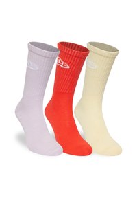 Três pares de meias canelas com nervuras nas cores lavanda, vermelho vivo e creme, cada uma apresentando um logótipo branco perto da parte superior.
