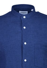 Chemise en lin bleu slim fit pour homme avec col officier, boutons blancs sur le devant et poche poitrine.