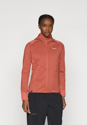 Červená bunda s kapucňou z textúrovanej látky, so zipsom vpredu, šnúrkami a kontrastnými prvkami. Obsahuje logo na hrudi a priliehavé rukávy.