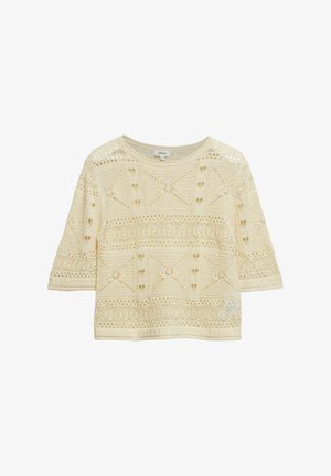 Pull en tricot couleur crème avec motifs ajourés géométriques, col rond et manches trois-quarts.