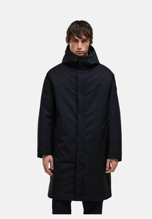 Svart, isolerad parkas med hög krage och fast huva. Har en rak skärning, puffig textur och sidofickor.