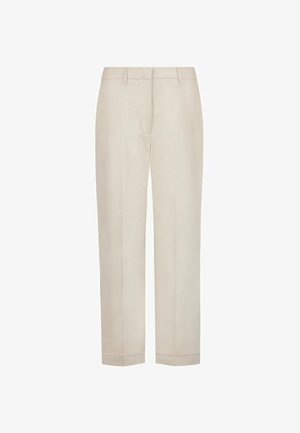 Beige bukser med lige ben, bæltestropper, lynlås foran og pressede folder ned langs hvert ben.