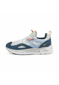 Mehrfarbiger Sneaker mit einem weißen Mesh-Obermaterial, blauen Wildlederakzenten, orangefarbenen und limegrünen Details sowie einer klobigen weißen Sohle mit schwarzem Profil.