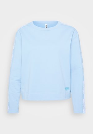 Sudadera de manga larga azul claro en mezcla de algodón, con texto de logo en blanco a lo largo de las mangas y un pequeño logo en el dobladillo.