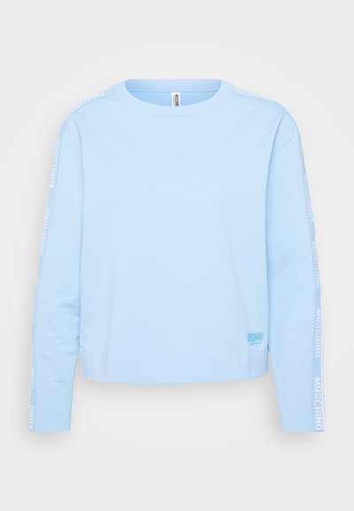 Světle modrý dlouhý svetr z bavlněné směsi s bílým logem na rukávech a malým logem na lemu.