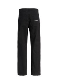 Pantalon noir droit vu de dos avec deux poches arrière, une poche avec un texte brodé blanc indiquant "Originals & Co."