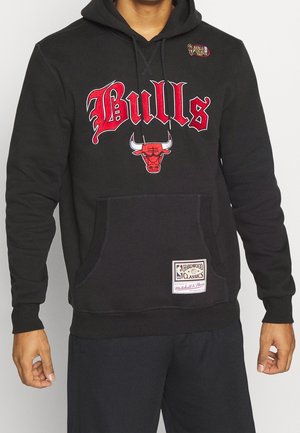 Zwarte hoodie met rood "Bulls"-logo en stiergrafiek. Heeft een kangoeroezak en een merklabel. Gemaakt van zachte stof met geribbelde boorden.