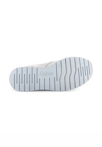 Witte sneaker met een textuuroverlap, lichtgrijze accenten en een rubberen zool met horizontale groeven. Merkennaam "Gabor" erop geperst.