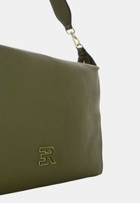 Borsa a tracolla verde in pelle con logo dorato impresso. Presenta una superficie testurizzata e una tracolla removibile con gancio in dorato.