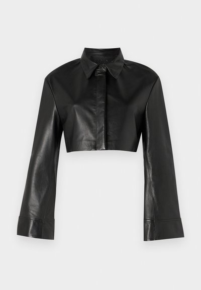 Črn skrajšan usnjen plašč s ovratnikom in dolgimi razširjenimi rokavi. Ima sprednje gumbe za zapiranje in gladko, sijajno teksturo.