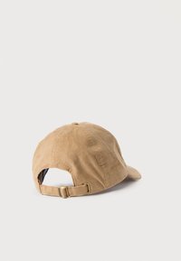 Μπεζ baseball καπέλο από κορδόνι με ρυθμιζόμενο λουράκι και μεταλλικό κούμπωμα, εμφανιζόμενο από την πίσω πλευρά σε απλό λευκό φόντο.