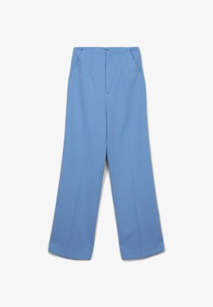 Pantaloni a gamba larga blu chiaro realizzati in tessuto morbido, con pieghe frontali e due tasche laterali, e un orlo ben definito.