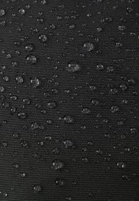 Schwarzer, strukturierten Stoff mit Wassertropfen, der ein Gittermuster aufweist. Das Material wirkt wasserdicht und strapazierfähig, ideal für schützende Anwendungen.