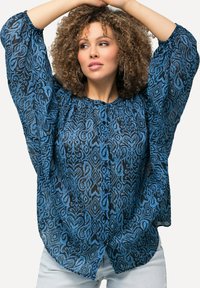 Blusa blu a motivi con dettagli neri, dotata di maniche lunghe e voluminose e chiusura con bottoni. Tessuto leggero e semitrasparente.