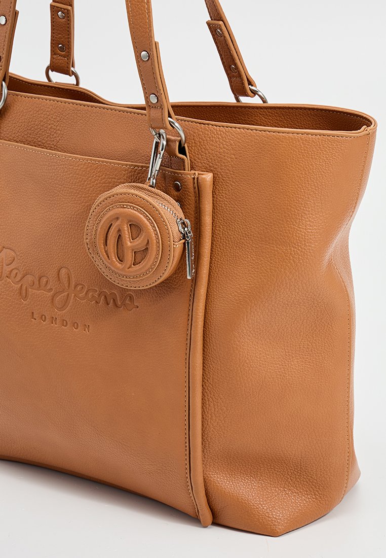 Bolso tote de cuero marrón con acabado texturizado, que cuenta con doble correa para el hombro, logo de la marca en relieve y un pouch redondo con cremallera como acento.