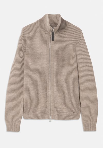 Pulover bej tricotat cu fermoar, cu textură ribbed, guler înalt și mâneci lungi. Prezintă un fermoar metalic și fără modele suplimentare.