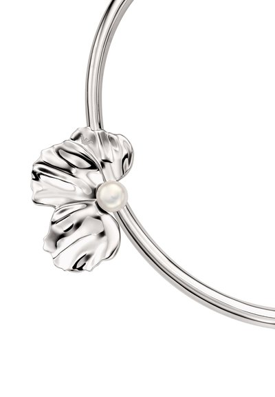 Armbånd i sterlingsølv med blomsterdesign, teksturerede kronblade og en central perle. Glat, cirkulær båndform.