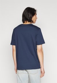 Timberland SMALL LINEAR LOGO PRINT TEE - Print T-shirt - dark sapphire