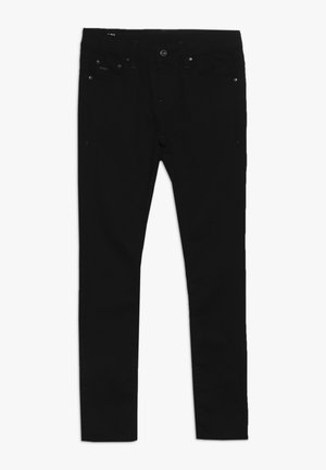 Sorte jeans med slim fit, forlukning med knap og lynlås foran, for- og baglommer, lagt fladt på hvid baggrund.