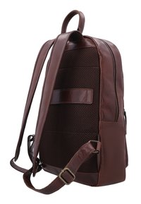 Brauner Leder-Rucksack mit gepolstertem Mesh-Rückenpanel, verstellbaren Schulterriemen, oberem Griff und seitlicher Reißverschlusstasche.