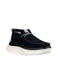 Botas de tobillo de ante azul marino con una suela de goma blanca moteada y cordones azul claro. Presenta un forro estampado y una etiqueta decorativa.