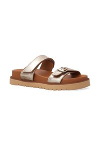 Metallic guld slide sandaler har to brede stropper, en spændeaccent og en komfortabel brun sål med en tekstureret gummisål.