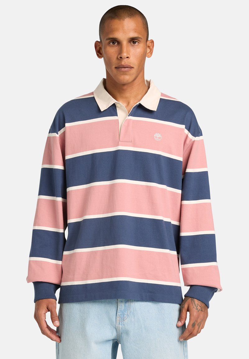 Polo à manches longues avec des rayures horizontales roses, bleues et blanches, un col beige et un petit logo sur la poitrine. Matière en coton.