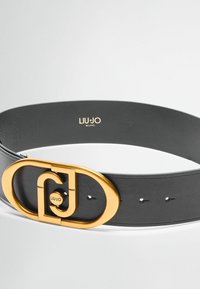 Cintura in pelle nera con una grande fibbia dorata dal design intrecciato, che presenta il nome del marchio "LIU·JO" stampato in oro.
