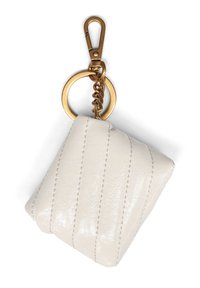 Λευκό καπιτονέ δερμάτινο πορτοφόλι για κλειδιά με χρυσή αλυσίδα, κρίκο για κλειδιά και κλιπ για προσάρτηση σε τσάντες ή κλειδιά.