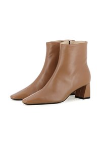 Bottines en cuir marron avec un bout pointu et un talon bloc. Texture lisse avec un design minimaliste et une fermeture éclair à l'arrière.