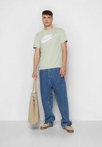 Nike Sportswear TEE ICON FUTURA  - Potiskana majica - grauweiss