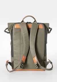Zaino verde oliva con una forma elegante, caratterizzato da dettagli in pelle marrone, lati con cerniere e spallacci imbottiti per il massimo comfort.