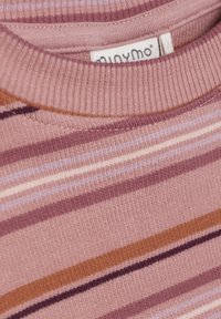 Gestreiftes langärmliges Hemd in Hellrosa, mit Farben in Dunkelrosa, Lila und Braun. Gerippte Textur mit rundem Hals und sichtbarem Etikett.
