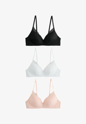 Három csipkemintás melltartó fekete, fehér és világos rózsaszín színben, laposan kihelyezve, állítható vállpántokkal fehér háttéren.